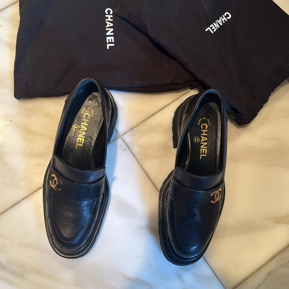 Chanel loafers. Like brand new. Size 37 European or 7 US - Picture 2 of 6